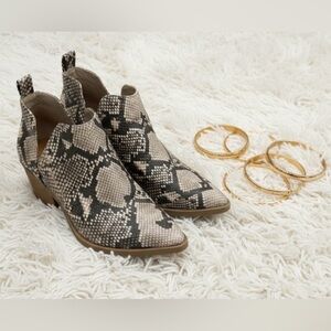 UNIVERSAL THREAD CARI GRAY SNAKE PRINT CUT OUT ANKLE BOOTIES‎ BOOTS WOMENS SZ 7
